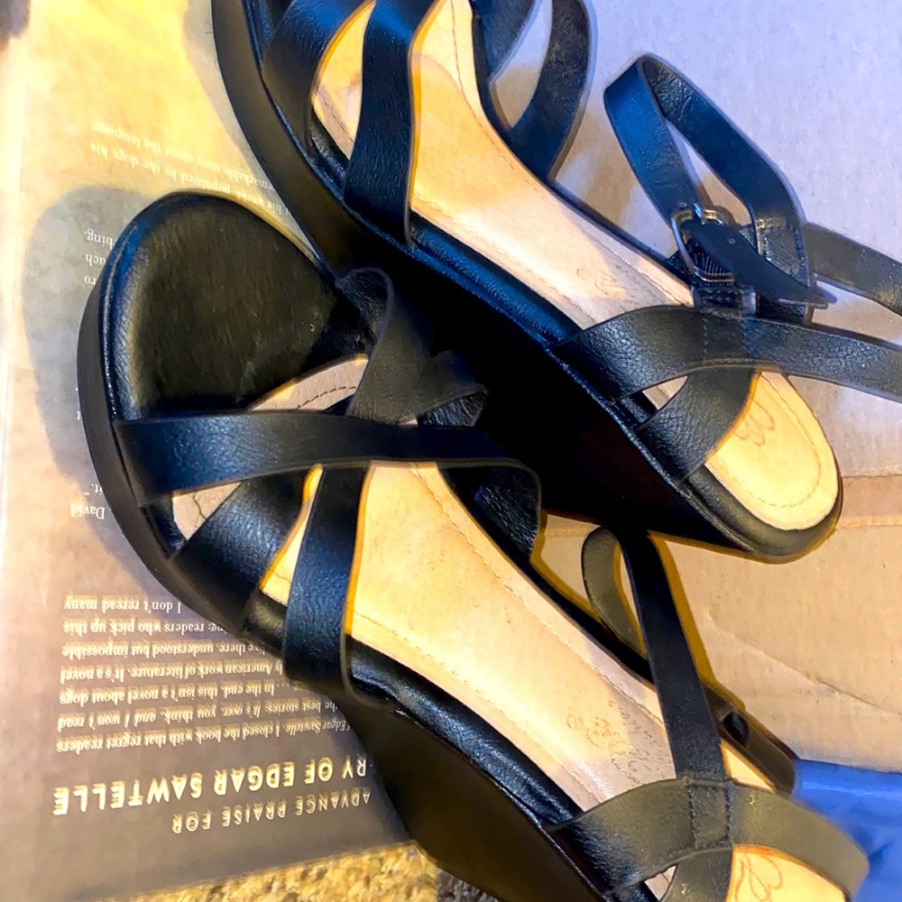Black wedges